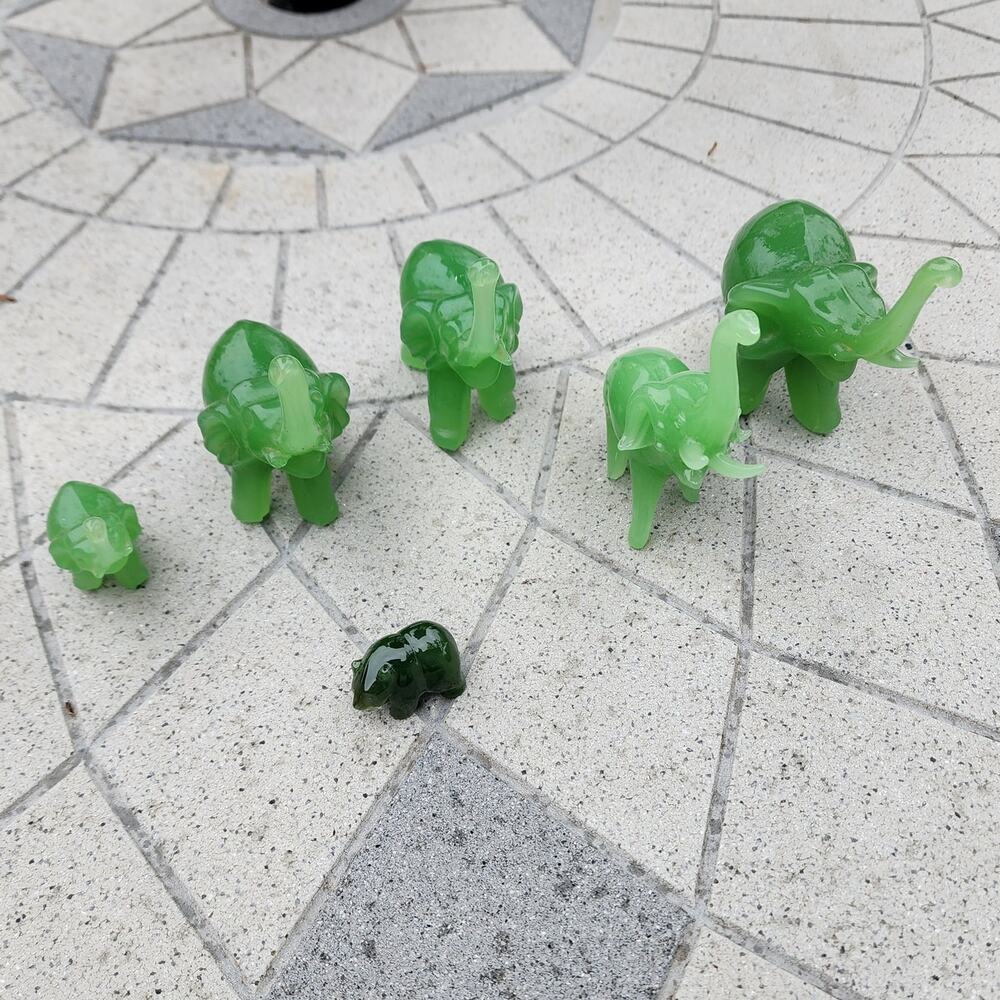 Vintage Green Polished Glass Elephant & Bear Figurine Bundle Lot - Picture 11 of 11